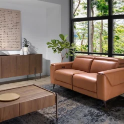 Sofá 2 Plazas Tapizado En Piel De Origen Vacuno.Asientos Con Mecanismos De Relax Eléctricos Y Reposacabezas Articulados Independientes. Estructura Interior De Madera De Pino Natural Y Patas En Madera Maciza Color Nogal. -Mimoso Sofa Ventas 04c6a1e33383c959ebee8ba6af9091b93c5bd7ae bba2e49a3085457d8d74cce793090a6e