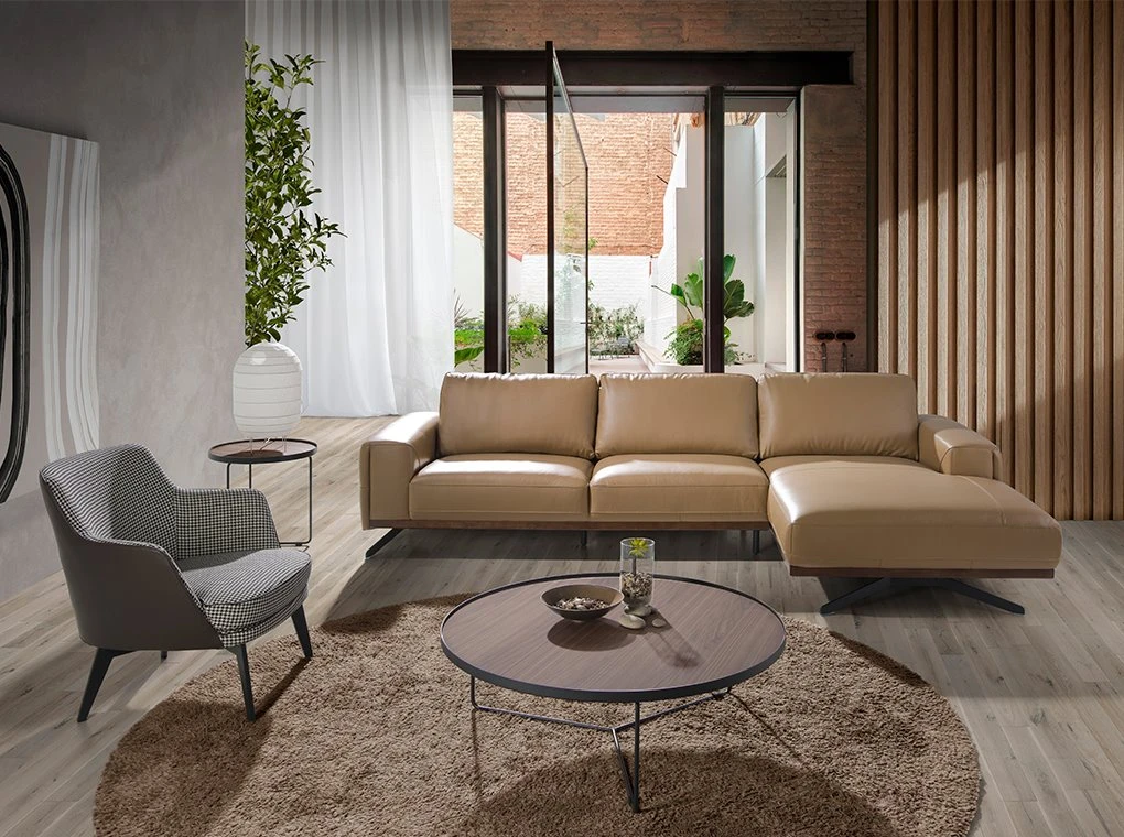 Sofá Chaise Longue (R) Tapizado En Piel De Origen Vacuno Color Arena Con Base De Madera De Roble Tintada En Color Nogal. Estructura De Patas En Acero Inoxidable Color Negro Acabado Mate. 4 Sofá Chaise Longue (R) Tapizado En Piel De Origen Vacuno Color Arena Con Base De Madera De Roble Tintada En Color Nogal. Estructura De Patas En Acero Inoxidable Color Negro Acabado Mate. - Imagen 2