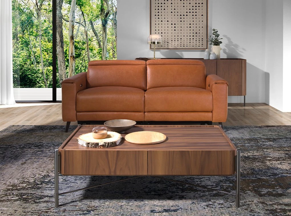 Sofá 3 Plazas Tapizado En Piel De Origen Vacuno.Asientos Con Mecanismos De Relax Eléctricos Y Reposacabezas Articulados Independientes. Estructura Interior De Madera De Pino Natural Y Patas En Madera Maciza Color Nogal. 4 Sofá 3 Plazas Tapizado En Piel De Origen Vacuno.Asientos Con Mecanismos De Relax Eléctricos Y Reposacabezas Articulados Independientes. Estructura Interior De Madera De Pino Natural Y Patas En Madera Maciza Color Nogal. - Imagen 2