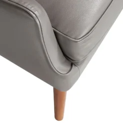 Sillón Confidente Tapizado En Piel Con Respaldo Capitoné. Estructura Interna De Madera De Pino Y Estructura De Patas En Madera Maciza De Fresno En Color Nogal. -Mimoso Sofa Ventas 53d7c52a4406573528090871a883b4fa8246ea1f 4710614607c24168b089dd4aa1269f78