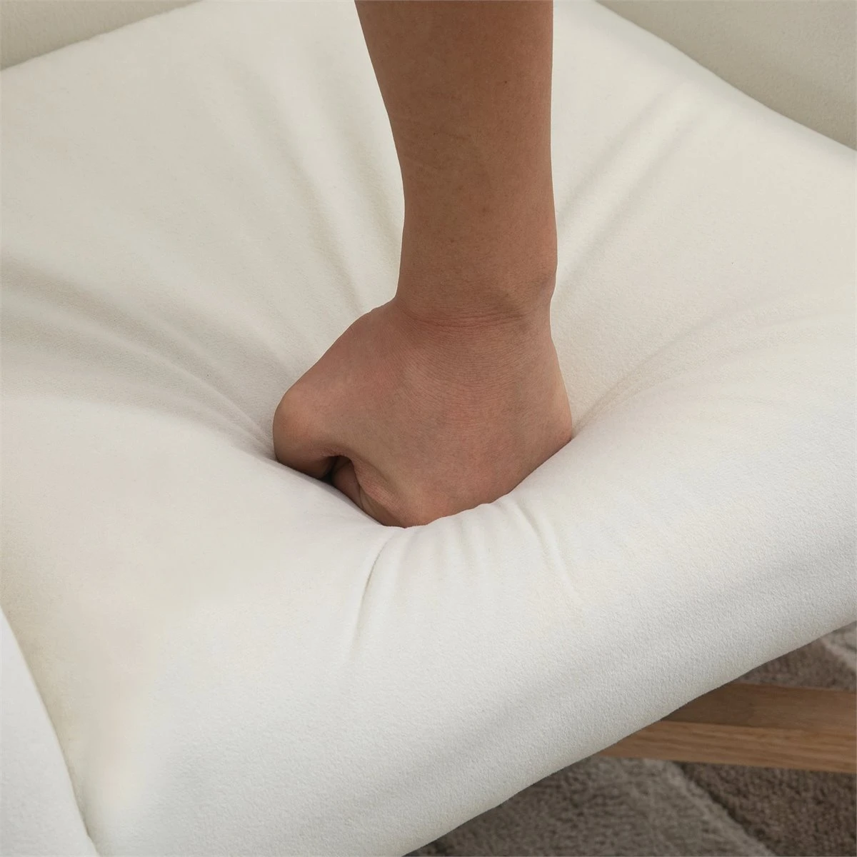 HOMCOM Butaca De Salón Tapizada En Terciopelo Sillón Relax Moderno Con Asiento Reposabrazos Acolchados Patas De Madera Y Base Cruzada Para Dormitorio 67x65x74 Cm Blanco 9 HOMCOM Butaca De Salón Tapizada En Terciopelo Sillón Relax Moderno Con Asiento Reposabrazos Acolchados Patas De Madera Y Base Cruzada Para Dormitorio 67x65x74 Cm Blanco - Imagen 7