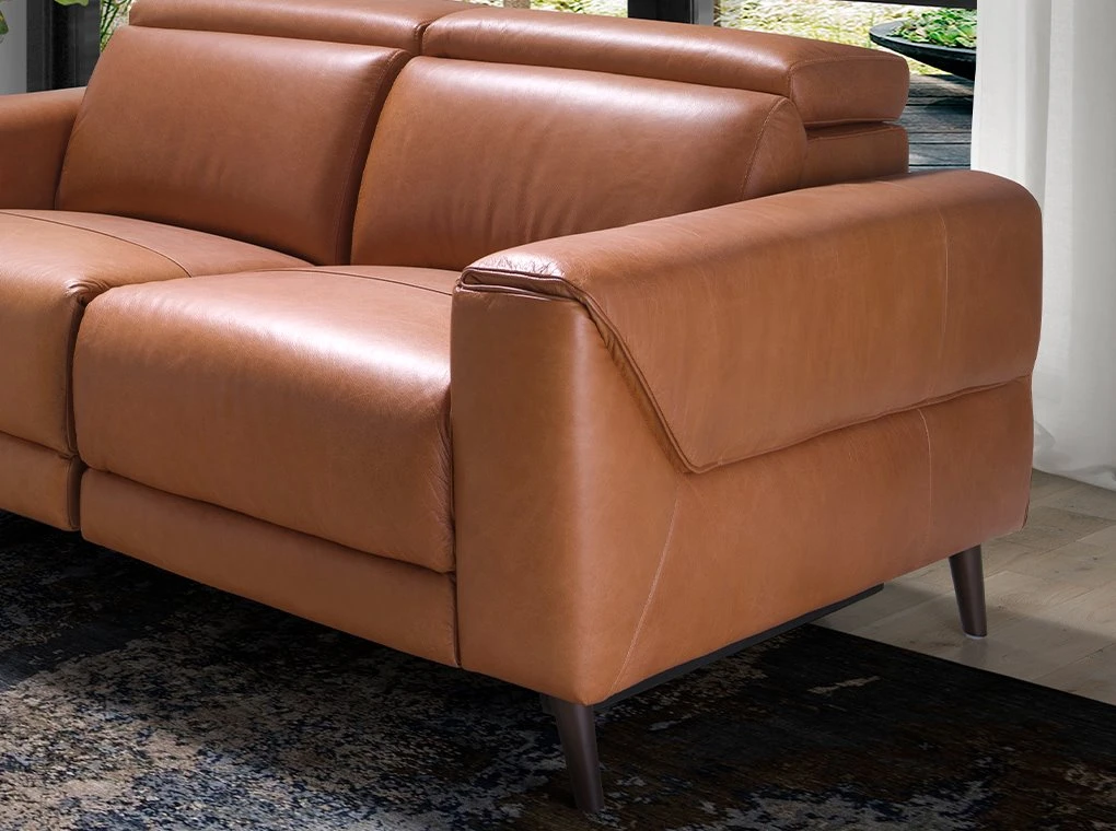 Sofá 3 Plazas Tapizado En Piel De Origen Vacuno.Asientos Con Mecanismos De Relax Eléctricos Y Reposacabezas Articulados Independientes. Estructura Interior De Madera De Pino Natural Y Patas En Madera Maciza Color Nogal. 7 Sofá 3 Plazas Tapizado En Piel De Origen Vacuno.Asientos Con Mecanismos De Relax Eléctricos Y Reposacabezas Articulados Independientes. Estructura Interior De Madera De Pino Natural Y Patas En Madera Maciza Color Nogal. - Imagen 5