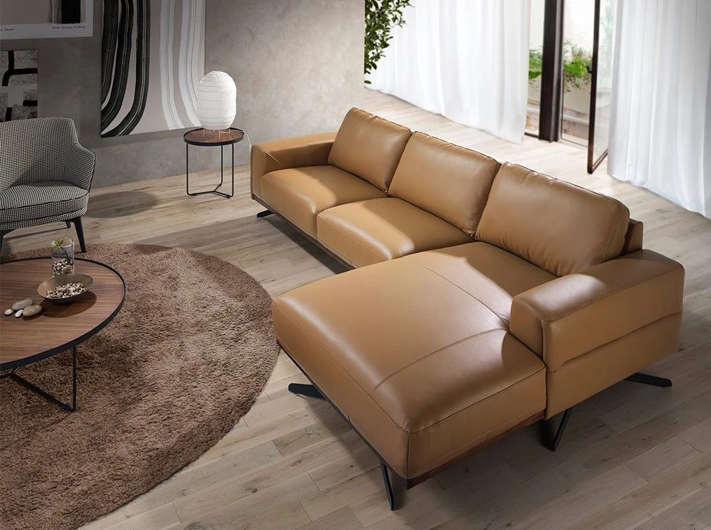 Sofá Chaise Longue (R) Tapizado En Piel De Origen Vacuno Color Arena Con Base De Madera De Roble Tintada En Color Nogal. Estructura De Patas En Acero Inoxidable Color Negro Acabado Mate. 9 Sofá Chaise Longue (R) Tapizado En Piel De Origen Vacuno Color Arena Con Base De Madera De Roble Tintada En Color Nogal. Estructura De Patas En Acero Inoxidable Color Negro Acabado Mate. - Imagen 7